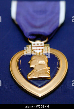 Vier irakische Veteranen erhielt die militärische Ordnung des Purple Heart für die Wunden, die sie im Kampf litt, in Washington am 1. November 2006. Die Veteranen werden eingerichtet inklusive Sgt. Tyrone Carelock, 74th Truppe den Befehl, Distrikt von Columbia Army National Guard von Washington, D.C.; Sgt. Jeffrey Combs, USMC 2. Tank Battalion, 2nd Marine Division, von White Plains, N.Y.; Pvt. Kevin Araujo, 10 Mountain Division, von Houston, TX; und SPC. Nicholas Helfferich, 2nd Battalion, 37th Armor, 1st Armored Division, von Latrobe, PA. (UPI Foto/Kevin Dietsch) Stockfoto