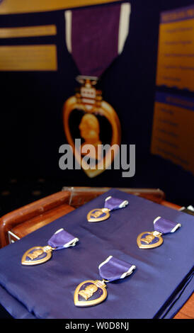 Vier irakische Veteranen erhielt die militärische Ordnung des Purple Heart für die Wunden, die sie im Kampf litt, in Washington am 1. November 2006. Die Veteranen werden eingerichtet inklusive Sgt. Tyrone Carelock, 74th Truppe den Befehl, Distrikt von Columbia Army National Guard von Washington, D.C.; Sgt. Jeffrey Combs, USMC 2. Tank Battalion, 2nd Marine Division, von White Plains, N.Y.; Pvt. Kevin Araujo, 10 Mountain Division, von Houston, TX; und SPC. Nicholas Helfferich, 2nd Battalion, 37th Armor, 1st Armored Division, von Latrobe, PA. (UPI Foto/Kevin Dietsch) Stockfoto