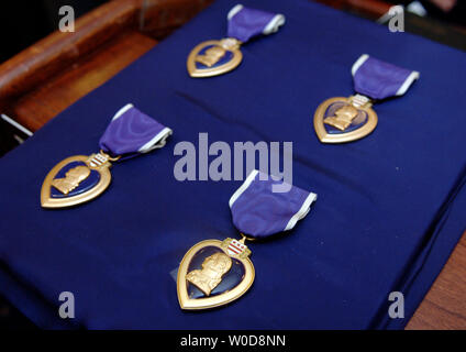 Vier irakische Veteranen erhielt die militärische Ordnung des Purple Heart für die Wunden, die sie im Kampf litt, in Washington am 1. November 2006. Die Veteranen werden eingerichtet inklusive Sgt. Tyrone Carelock, 74th Truppe den Befehl, Distrikt von Columbia Army National Guard von Washington, D.C.; Sgt. Jeffrey Combs, USMC 2. Tank Battalion, 2nd Marine Division, von White Plains, N.Y.; Pvt. Kevin Araujo, 10 Mountain Division, von Houston, TX; und SPC. Nicholas Helfferich, 2nd Battalion, 37th Armor, 1st Armored Division, von Latrobe, PA. (UPI Foto/Kevin Dietsch) Stockfoto