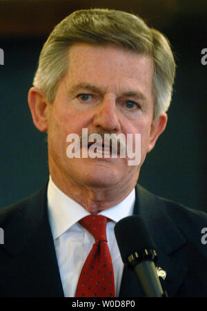 Sekretär des Veterans Affairs James Nicholson spricht auf einer Veranstaltung, wo er ausgezeichnet Irakischen Vetereans der militärischen Ordnung des Purple Heart für Wunden im Kampf bekam, in Washington am 1. November 2006. Die Veteranen werden eingerichtet inklusive Sgt. Tyrone Carelock, 74th Truppe den Befehl, Distrikt von Columbia Army National Guard von Washington, D.C.; Sgt. Jeffrey Combs, USMC 2. Tank Battalion, 2nd Marine Division, von White Plains, N.Y.; Pvt. Kevin Araujo, 10 Mountain Division, von Houston, TX; und SPC. Nicholas Helfferich, 2nd Battalion, 37th Armor, 1st Armored Division, von Latrobe, PA. ( Stockfoto