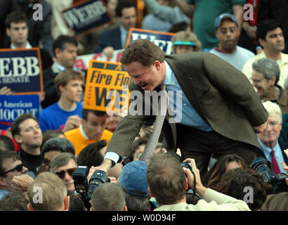 Virginia demokratischen Senatorial Anwärter Jim Webb grüßt Unterstützer während ein Sieg Rallye nach seinem Gegner Senator George Allen, R-VA, gestand die eng umkämpften Senatrennen am 9. November 2006 in Arlington, Virginia. (UPI Foto/Roger L. Wollenberg) Stockfoto