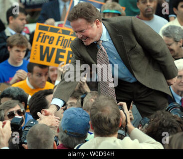 Virginia demokratischen Senatorial Anwärter Jim Webb grüßt Unterstützer während ein Sieg Rallye nach seinem Gegner Senator George Allen, R-VA, gestand die eng umkämpften Senatrennen am 9. November 2006 in Arlington, Virginia. (UPI Foto/Roger L. Wollenberg) Stockfoto