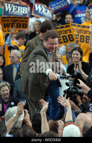 Virginia demokratischen Senatorial Anwärter Jim Webb grüßt Unterstützer während ein Sieg Rallye nach seinem Gegner Senator George Allen, R-VA, gestand die eng umkämpften Rennen am 9. November 2006 in Arlington, Virginia. (UPI Foto/Roger L. Wollenberg) Stockfoto