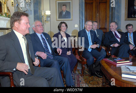 Neuen demokratischen und unabhängigen Senators-Elect melden Sie senior Demokratische Senatoren für einen Fototermin im Kapitol in Washington am 13. November 2006. Von links sind Jim Webb (VA), Bernie Sanders (I-VT), Amy Klobuchar (MN), Senat Minderheit Führer Harry Reid (NV), Jon Tester (MT), Senator Charles Schumer (NY), und Sherrod Brown (OH), (UPI Foto/Roger L. Wollenberg) Stockfoto