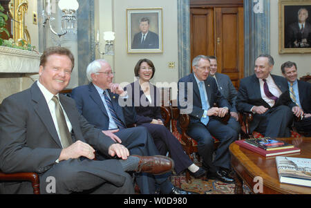 Neuen demokratischen und unabhängigen Senators-Elect melden Sie senior Demokratische Senatoren für einen Fototermin im Kapitol in Washington am 13. November 2006. Von links sind Jim Webb (VA), Bernie Sanders (I-VT), Amy Klobuchar (MN), Senat Minderheit Führer Harry Reid (NV), Jon Tester (MT), Senator Charles Schumer (NY), und Sherrod Brown (OH), (UPI Foto/Roger L. Wollenberg) Stockfoto