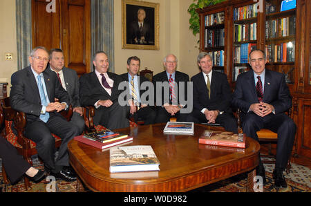 Neuen demokratischen und unabhängigen Senators-Elect melden Sie senior Demokratische Senatoren für einen Fototermin im Kapitol in Washington am 13. November 2006. Von links sind Senat-Minorität-Führer Harry Reid (NV), Jon Tester (MT), Senator Charles Schumer (NY), Sherrod Brown (OH), Ben Cardin (MD), Sheldon Whitehouse (RI) und Bob Casey (PA). (UPI Foto/Roger L. Wollenberg) Stockfoto