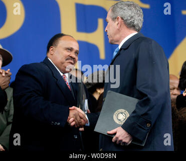 Us-Präsident George W. Bush (R) grüsst Martin Luther King III an der Grundsteinlegung für das Martin Luther King, Jr. National Memorial in Washington am 13. November 2006. (UPI Foto/Kevin Dietsch) Stockfoto