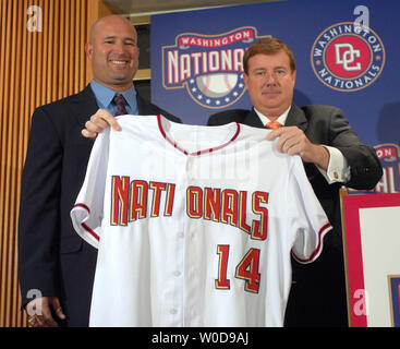 Manny Acta (L) wird als neue Washington Nationals Baseball Team Manager von Staatsangehörigen General Manager Jim Bowden während einer Pressekonferenz in Washington am 14. November 2006 angekündigt. (UPI Foto/Roger L. Wollenberg) Stockfoto
