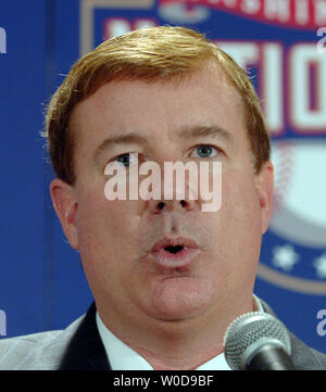 Staatsangehörige General Manager Jim Bowden kündigt Manny Acta als neue Washington Nationals Baseball Team Manager während einer Pressekonferenz in Washington am 14. November 2006. (UPI Foto/Roger L. Wollenberg) Stockfoto