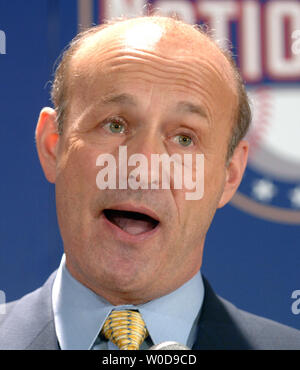 Staatsangehörige team Präsident Stan Kasten kündigt Manny Acta als neue Washington Nationals Baseball Team Manager während einer Pressekonferenz in Washington am 14. November 2006. (UPI Foto/Roger L. Wollenberg) Stockfoto