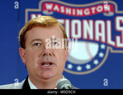 Staatsangehörige General Manager Jim Bowden kündigt Manny Acta als neue Washington Nationals Baseball Team Manager während einer Pressekonferenz in Washington am 14. November 2006. (UPI Foto/Roger L. Wollenberg) Stockfoto