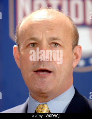 Staatsangehörige team Präsident Stan Kasten kündigt Manny Acta als neue Washington Nationals Baseball Team Manager während einer Pressekonferenz in Washington am 14. November 2006. (UPI Foto/Roger L. Wollenberg) Stockfoto