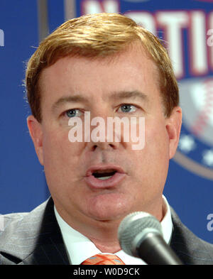Staatsangehörige General Manager Jim Bowden kündigt Manny Acta als neue Washington Nationals Baseball Team Manager während einer Pressekonferenz in Washington am 14. November 2006. (UPI Foto/Roger L. Wollenberg) Stockfoto