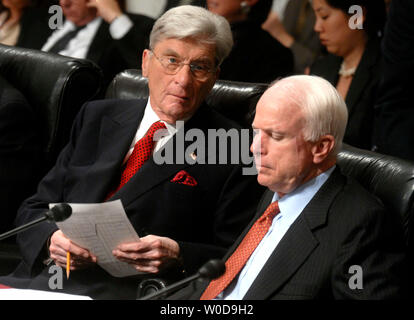 Senate Armed Services Committee Chairman Senator John Warner (R-VA) (L) ist während den Vorsitz über eine bewaffnete Dienste Anhörung über militärische Einsätze im Irak, in Washington am 15. November 2006 sitzt neben Senator John McCain (R-AV). (UPI Foto/Kevin Dietsch) Stockfoto