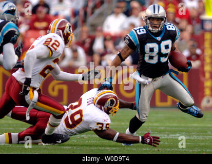 Carolina Panthers wide receiver Steve Smith (89) läuft für 4 Yard gewinnen gegen die Washington Redskins, im vierten Quartal bei Fed Ex Feld, in Landover, Maryland am 26. November 2006. Die Redskins Niederlage die Carolina Panthers 17-13. (UPI Foto/Kevin Dietsch) Stockfoto