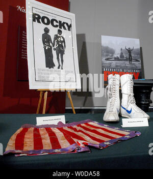 Das Smithsonian nationalen Museum der amerikanischen Geschichte hält eine Pressekonferenz mit Schauspieler und Filmemacher Sylvester Stallone, die Objekte werden von der Academy Award-winning Spenden' Filme Rocky' am 5. Dezember 2006 in Washington. Stallone spendete seine Boxing shorts und Stiefel von "Rocky III" unter anderem. (UPI Foto/Roger L. Wollenberg) Stockfoto