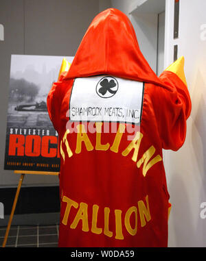 Schauspieler und Filmemacher Sylvester Stallone spendete seine Boxen Robe und andere Objekte aus dem Academy Award-winning' Filme Rocky' der Smithsonian nationalen Museum der amerikanischen Geschichte in Washington am 5. Dezember 2006. (UPI Foto/Roger L. Wollenberg) Stockfoto