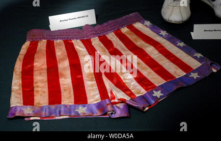 Schauspieler und Filmemacher Sylvester Stallone spendete seine Boxing shorts von "Rocky III" und andere Objekte aus dem Academy Award-winning' Filme Rocky' der Smithsonian nationalen Museum der amerikanischen Geschichte in Washington am 5. Dezember 2006. (UPI Foto/Roger L. Wollenberg) Stockfoto