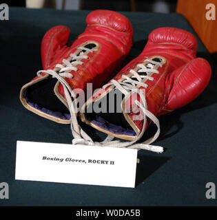 Schauspieler und Filmemacher Sylvester Stallone spendete seine Boxhandschuhe von "Rocky II" und andere Objekte aus dem Academy Award-winning' Filme Rocky' der Smithsonian nationalen Museum der amerikanischen Geschichte in Washington am 5. Dezember 2006. (UPI Foto/Roger L. Wollenberg) Stockfoto