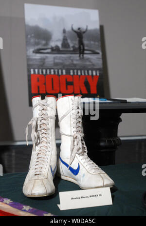 Schauspieler und Filmemacher Sylvester Stallone spendete seine Boxerstiefel von "Rocky III" und andere Objekte aus dem Academy Award-winning' Filme Rocky' der Smithsonian nationalen Museum der amerikanischen Geschichte in Washington am 5. Dezember 2006. (UPI Foto/Roger L. Wollenberg) Stockfoto