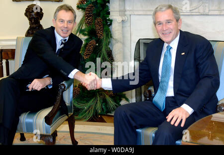 Us-Präsident George W. Bush (R) trifft mit dem britischen Premierminister Tony Blair im Oval Office des Weißen Hauses in Washington am 7. Dezember 2006. (UPI Foto/Kevin Dietsch) Stockfoto