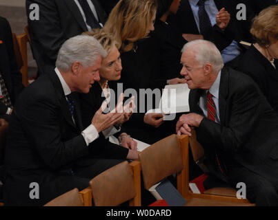 Der ehemalige Präsident Jimmy Carter (R) Chats der ehemalige Präsident Bill Clinton und seine Frau Hillary Clinton vor dem Staatsbegräbnis für ehemaligen Präsidenten Gerald R. Ford an der Washington National Cathedral in Washington am 2. Januar 2007 statt. Ford starb am 26. Dezember 2006, im Alter von 93 Jahren. (UPI Foto/Roger L. Wollenberg) Stockfoto