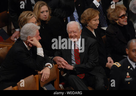 Der ehemalige Präsident Jimmy Carter (R) Chats der ehemalige Präsident Bill Clinton und seine Frau Hillary Clinton vor dem Staatsbegräbnis für ehemaligen Präsidenten Gerald R. Ford an der Washington National Cathedral in Washington am 2. Januar 2007 statt. Nancy Reagan (R-L), Rosalyn Carter und Chelsea Clinton sind auch gesehen. (UPI Foto/Roger L. Wollenberg) Stockfoto