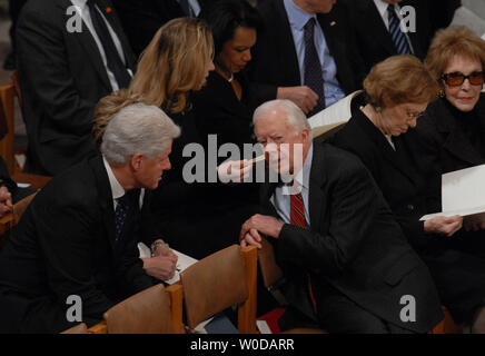 Der ehemalige Präsident Jimmy Carter (R) Chats der ehemalige Präsident Bill Clinton und seine Frau Hillary Clinton (versteckte) vor dem Staatsbegräbnis für ehemaligen Präsidenten Gerald R. Ford an der Washington National Cathedral in Washington am 2. Januar 2007 statt. Rosalyn Carter und Nancy Reagan sind auf der rechten Seite. (UPI Foto/Roger L. Wollenberg) Stockfoto