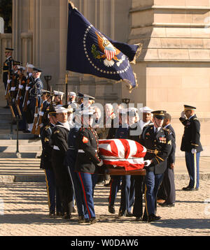 Eine militärische Ehrengarde trägt die Schatulle des ehemaligen Präsidenten Gerald Ford aus der Nationalen Kathedrale während seiner Trauerfeier in Washington am 2. Januar 2007. Ehrenmitglieder pallbearers der ehemalige Außenminister Donald Rumsfeld (L-C) und der ehemalige Außenminister James Baker (R-C). (UPI Foto/Alexis C Glenn) Stockfoto