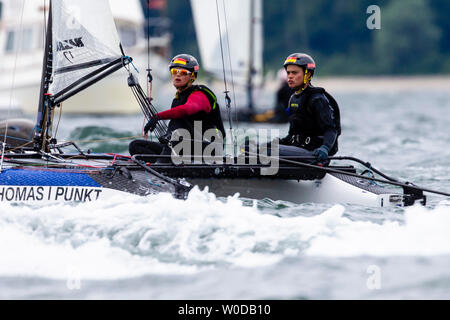 Kiel, Deutschland. 27 Juni, 2019. Silas Mühle (r) und Lena Stückl aus Deutschland sind auf Kurs, während eines Rennens in der nacra-17-Mix Klasse während der Kieler Woche auf dem Fjord aus Schilksee. Die Kieler Woche ist das größte Segelveranstaltung der Welt. Fast 500 Athleten wird ab 26.6. auf 325 Boote aus 48 Nationen an den Olympischen Klassen an der Kieler Woche. Credit: Frank Molter/dpa/Alamy leben Nachrichten Stockfoto