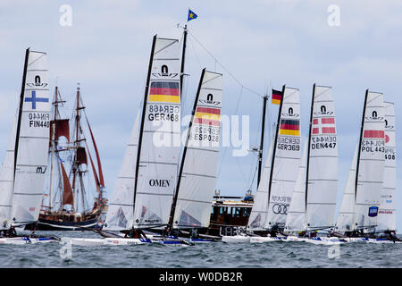 Kiel, Deutschland. 27 Juni, 2019. Boote des Nacra-17-Mix Klasse sind immer bereit für den Start der Kieler Woche auf dem Fjord aus Schilksee. Die Kieler Woche ist das größte Segelveranstaltung der Welt. Fast 500 Athleten wird ab 26.6. auf 325 Boote aus 48 Nationen an den Olympischen Klassen an der Kieler Woche. Credit: Frank Molter/dpa/Alamy leben Nachrichten Stockfoto