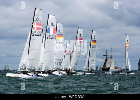 Kiel, Deutschland. 27 Juni, 2019. Boote des Nacra-17-Mix Klasse sind immer bereit für den Start der Kieler Woche auf dem Fjord aus Schilksee. Die Kieler Woche ist das größte Segelveranstaltung der Welt. Fast 500 Athleten wird ab 26.6. auf 325 Boote aus 48 Nationen an den Olympischen Klassen an der Kieler Woche. Credit: Frank Molter/dpa/Alamy leben Nachrichten Stockfoto