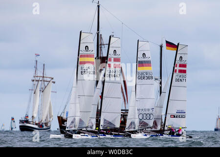 Kiel, Deutschland. 27 Juni, 2019. Boote des Nacra-17-Mix Klasse sind immer bereit für den Start der Kieler Woche auf dem Fjord aus Schilksee. Die Kieler Woche ist das größte Segelveranstaltung der Welt. Fast 500 Athleten wird ab 26.6. auf 325 Boote aus 48 Nationen an den Olympischen Klassen an der Kieler Woche. Credit: Frank Molter/dpa/Alamy leben Nachrichten Stockfoto