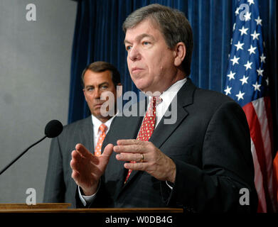 Haus Minderheit Peitsche Roy Blunt (R-MO) spricht an einem Haus republikanische Konferenz auf den nächsten Kongress in Washington am 5. Januar 2007. Stumpf wird durch Haus-Minorität-Führer John Boehner (R-OH) auf der linken Seite verbunden. (UPI Foto/Kevin Dietsch) Stockfoto