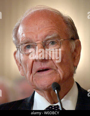 Ehemalige South Dakota Senator und Präsidentschaftskandidat George McGovern erläutert die US-Politik im Irak bei einem Forum des Congressional Progressive Caucus auf dem Capitol Hill in Washington hielt am 12. Januar 2007. (UPI Foto/Roger L. Wollenberg) Stockfoto