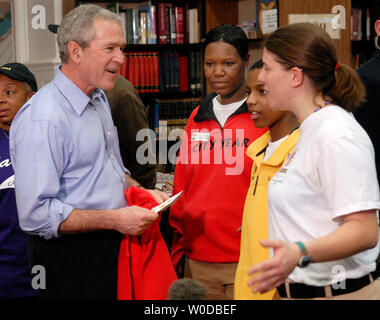 Us-Präsident George W. Bush (L) grüßt das ganze Jahr freiwillige Teilnahme an gemeinschaftlichen Aktivitäten zu Ehren von Martin Luther King Tag an Cardozo High School in Washington, am 15. Januar 2007. (UPI Foto/Kevin Dietsch) Stockfoto