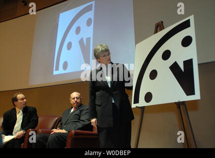 Der Bulletin der Atomic Wissenschaftler, vertreten durch Lawrence Krauss, Thomas Pickering und Kennette Benedict (L, R) bewegt den Minutenzeiger der Doomsday Clock zwei Minuten näher an 24.00 Uhr, jetzt zu 5 Minuten bis Mitternacht, während einer Pressekonferenz in Washington am 17. Januar 2007. Die Gruppe der Wissenschaftler und Nobelpreisträger anlässlich von Fehlern zu warnen, dass mit der Verbreitung von Kernwaffen und des globalen Klimawandels zu beschäftigen. (UPI Foto/Roger L. Wollenberg) Stockfoto