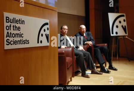 Der Bulletin der Atomic Wissenschaftler, vertreten durch Lawrence Krauss und Thomas Pickering und (L, R) bewegt den Minutenzeiger der Doomsday Clock zwei Minuten näher an 24.00 Uhr, jetzt zu 5 Minuten bis Mitternacht, während einer Pressekonferenz in Washington am 17. Januar 2007. Die Gruppe der Wissenschaftler und Nobelpreisträger anlässlich von Fehlern zu warnen, dass mit der Verbreitung von Kernwaffen und des globalen Klimawandels zu beschäftigen. (UPI Foto/Roger L. Wollenberg) Stockfoto