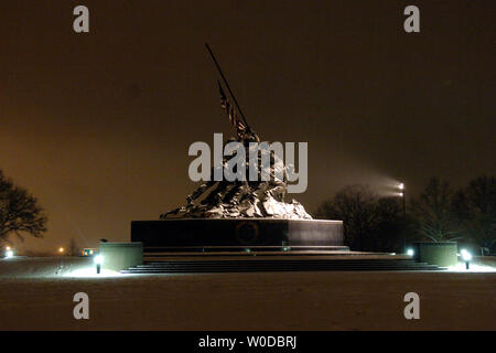 Die Iwo Jima Memorial gesehen wird durch diese Saison der erste Schnee fallen in Arlington, Virginia am 28. Januar 2007 behandelt. Hauptstadt der Nation, und die Umgebung war bestäubt mit 1-2 cm Schnee in einer sehr milden Winter für die Ostküste. (UPI Foto/Kevin Dietsch) Stockfoto