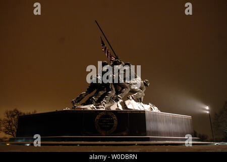 Die Iwo Jima Memorial gesehen wird durch diese Saison der erste Schnee fallen in Arlington, Virginia am 28. Januar 2007 behandelt. Hauptstadt der Nation, und die Umgebung war bestäubt mit 1-2 cm Schnee in einer sehr milden Winter für die Ostküste. (UPI Foto/Kevin Dietsch) Stockfoto