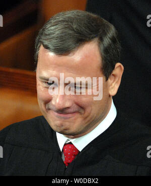 Supreme Court Chief Justice John Roberts kommt US-Präsident George W. Bush zu hören liefern seine Rede zur Lage der Union im Repräsentantenhaus Kammer des US-Kapitol in Washington am 23. Januar 2007. (UPI Foto/Roger L. Wollenberg) Stockfoto