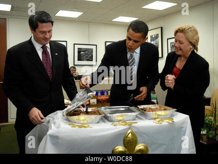 Senator Barack Obama (D-IL) (C) einen Blick auf die roten Bohnen und Reis, die ihm von Senator David Vitter (R-LA) (L) Sen. Mary Landrieu (D-LA) nachdem Obama eine Wette gewonnen, wenn die Chicago Bears die New Orleans Saints im NFC Endspiel Spiel besiegt, in Washington am 31. Januar 2007 stattfindet. (UPI Foto/Kevin Dietsch) Stockfoto