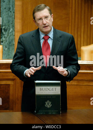 Senat Haushaltsausschuss Vorsitzender Senator Kent Conrad (D-ND) liefert Erläuterungen nach nach Erhalt einer Kopie des Geschäftsjahres 2008 Bundeshaushalt auf dem Capitol Hill in Washington am 5. Februar 2007. Das Geschäftsjahr beginnt am 1. Oktober. Das Budget $ 2,9 Billionen bietet Milliarden für den Krieg im Irak während dieser ersten kurzfristigen Steuersenkungen dauerhaft. (UPI Foto/Kevin Dietsch) (UPI Foto/Kevin Dietsch) Stockfoto