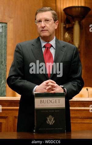 Senat Haushaltsausschuss Vorsitzender Senator Kent Conrad (D-ND) liefert Erläuterungen nach nach Erhalt einer Kopie des Geschäftsjahres 2008 Bundeshaushalt auf dem Capitol Hill in Washington am 5. Februar 2007. Das Geschäftsjahr beginnt am 1. Oktober. Das Budget $ 2,9 Billionen bietet Milliarden für den Krieg im Irak während dieser ersten kurzfristigen Steuersenkungen dauerhaft. (UPI Foto/Kevin Dietsch) (UPI Foto/Kevin Dietsch) Stockfoto