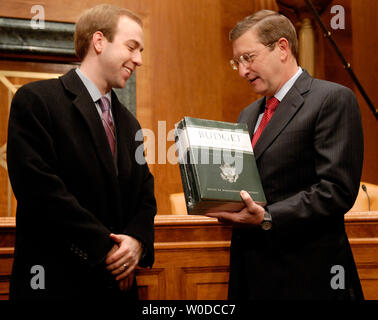 Senat Haushaltsausschuss Vorsitzender Senator Kent Conrad (D-ND) (R) erhält eine Kopie des Geschäftsjahres 2008 Bundeshaushalt von Chris Koch des Amtes für Verwaltung und Haushalt, auf dem Capitol Hill in Washington am 5. Februar 2007. Das Geschäftsjahr beginnt am 1. Oktober. Das Budget $ 2,9 Billionen bietet Milliarden für den Krieg im Irak während dieser ersten kurzfristigen Steuersenkungen dauerhaft. (UPI Foto/Kevin Dietsch) Stockfoto