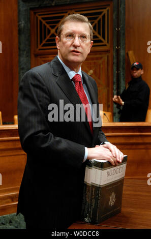 Senat Haushaltsausschuss Vorsitzender Senator Kent Conrad (D-ND) liefert Erläuterungen nach nach Erhalt einer Kopie des Geschäftsjahres 2008 Bundeshaushalt auf dem Capitol Hill in Washington am 5. Februar 2007. Das Geschäftsjahr beginnt am 1. Oktober. Das Budget $ 2,9 Billionen bietet Milliarden für den Krieg im Irak während dieser ersten kurzfristigen Steuersenkungen dauerhaft. (UPI Foto/Kevin Dietsch) Stockfoto