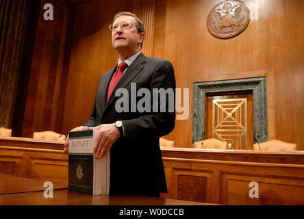 Senat Haushaltsausschuss Vorsitzender Senator Kent Conrad (D-ND) liefert Erläuterungen nach nach Erhalt einer Kopie des Geschäftsjahres 2008 Bundeshaushalt auf dem Capitol Hill in Washington am 5. Februar 2007. Das Geschäftsjahr beginnt am 1. Oktober. Das Budget $ 2,9 Billionen bietet Milliarden für den Krieg im Irak während dieser ersten kurzfristigen Steuersenkungen dauerhaft. (UPI Foto/Kevin Dietsch) Stockfoto