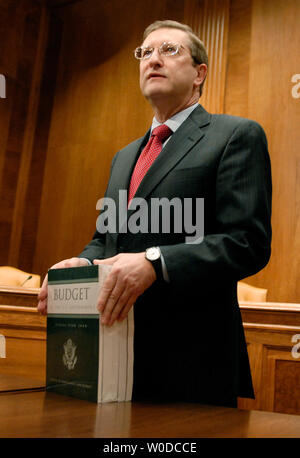 Senat Haushaltsausschuss Vorsitzender Senator Kent Conrad (D-ND) liefert Erläuterungen nach nach Erhalt einer Kopie des Geschäftsjahres 2008 Bundeshaushalt auf dem Capitol Hill in Washington am 5. Februar 2007. Das Geschäftsjahr beginnt am 1. Oktober. Das Budget $ 2,9 Billionen bietet Milliarden für den Krieg im Irak während dieser ersten kurzfristigen Steuersenkungen dauerhaft. (UPI Foto/Kevin Dietsch) Stockfoto