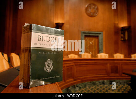 Eine Kopie des Geschäftsjahres 2008 Bundeshaushalt im Senat Haushalt Ausschuss Anhörung Zimmer angezeigt wird, nachdem Sie am 5. Februar 2007 auf dem Capitol Hill in Washington geliefert. Das Geschäftsjahr beginnt am 1. Oktober. Das Budget $ 2,9 Billionen bietet Milliarden für den Krieg im Irak während dieser ersten kurzfristigen Steuersenkungen dauerhaft. (UPI Foto/Kevin Dietsch) Stockfoto