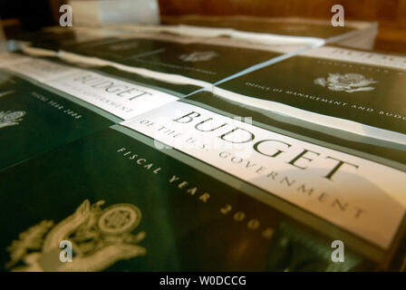 Eine Kopie des Geschäftsjahres 2008 Bundeshaushalt sitzt auf einem Tisch nach dem Senat Haushaltsausschuss geliefert wurden, auf dem Capitol Hill in Washington am 5. Februar 2007. Das Geschäftsjahr beginnt am 1. Oktober. Das Budget $ 2,9 Billionen bietet Milliarden für den Krieg im Irak während dieser ersten kurzfristigen Steuersenkungen dauerhaft. (UPI Foto/Kevin Dietsch) Stockfoto